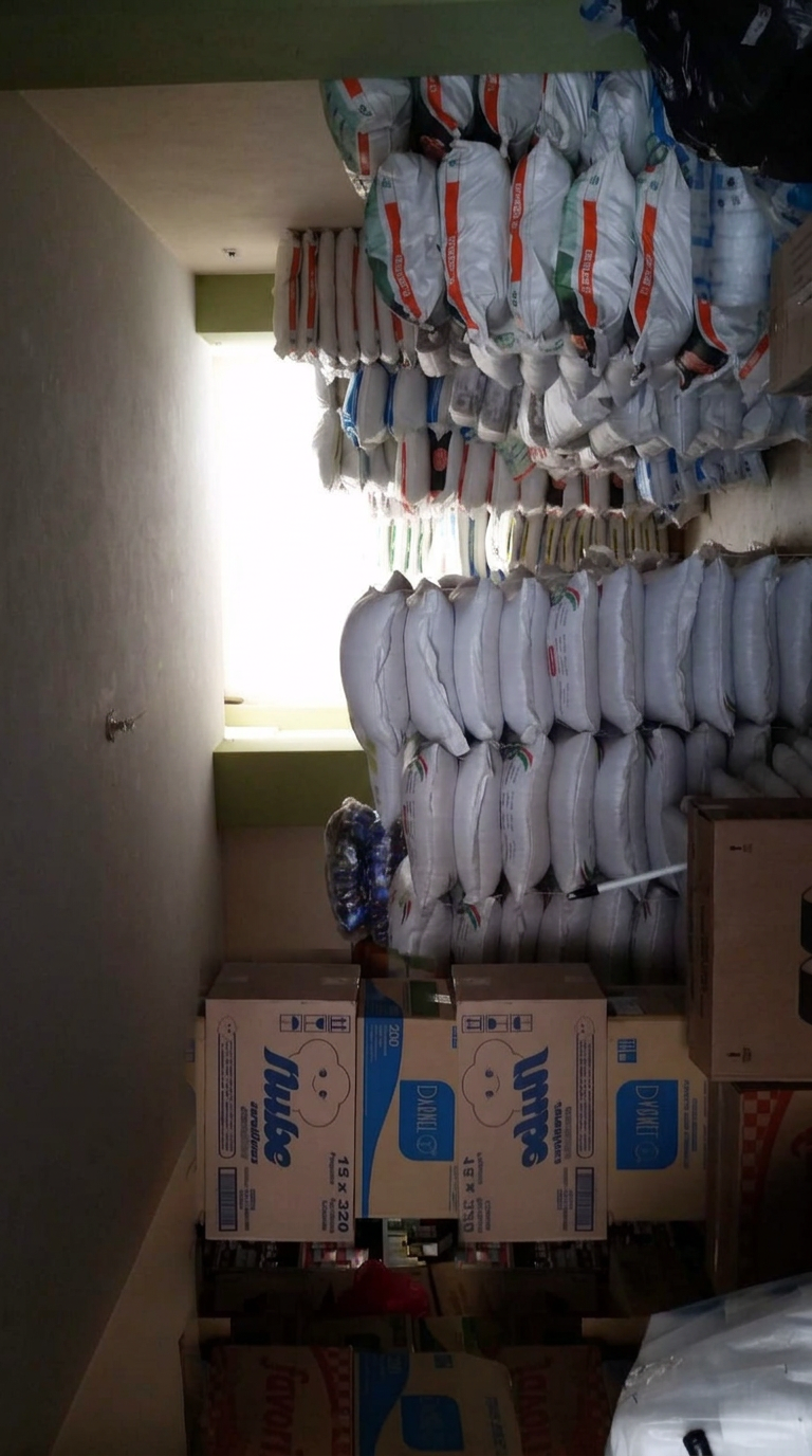 Bodega inicial de AlmaVet con insumos agropecuarios apilados